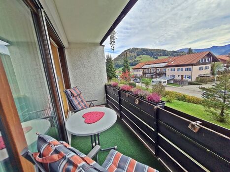 Großer, gut möblierter Süd-Balkon mit schönem Bergausblick sowie praktischer Balkon-Schiebetür zum Wohnzimmer; ideal z. B. für ein entspanntes Frühstück mit Bergblick oder den Absacker zum Sonnenuntergang