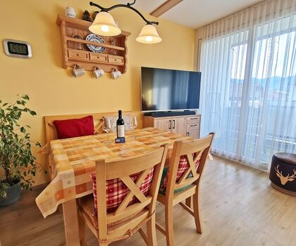 Großer, gemütlicher Essbereich im typisch bayerischen Stil