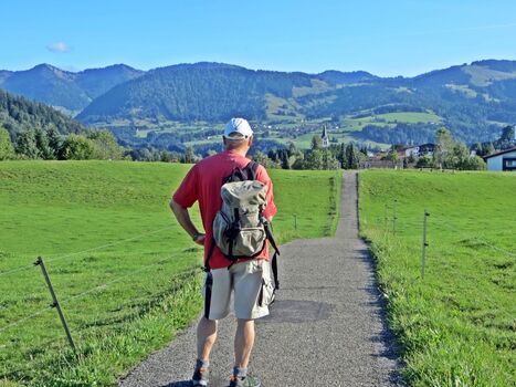 Noch einmal einer der zahlreichen Wander- und Spazierwege hinter dem Haus, die direkt in ein etliche Kilometer langes, gut beschildertes Streckennetz münden