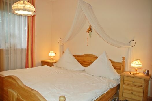 Romantisches Schlafzimmer mit Doppelbett mit Betthimmel, Kabel-LED-TV, DVD-Player, großem Kleiderschrank und Safe