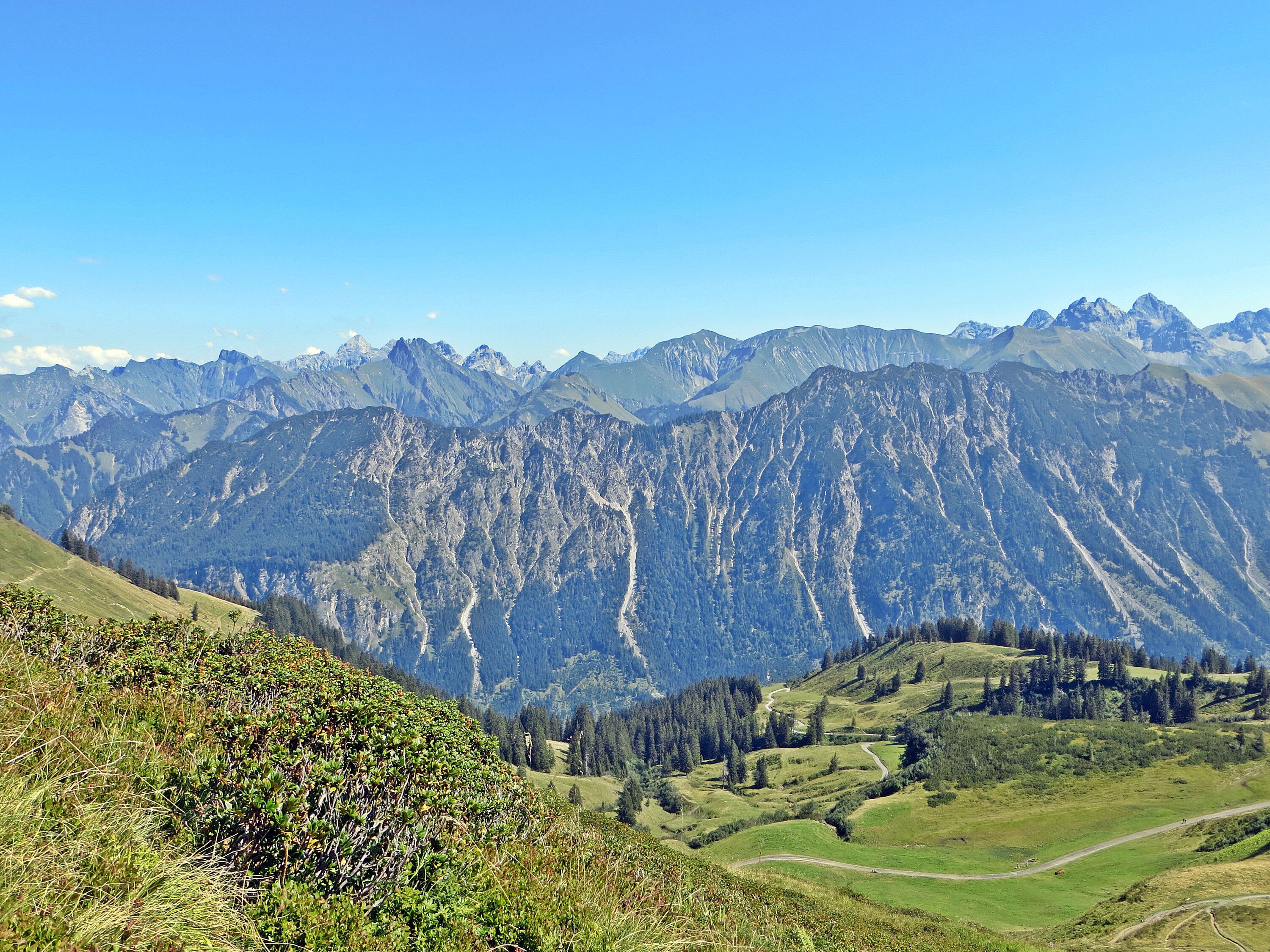 Genießen Sie eine Brotzeit-Pause mit Ausblick auf das eindrucksvolle Alpen-Bergpanorama