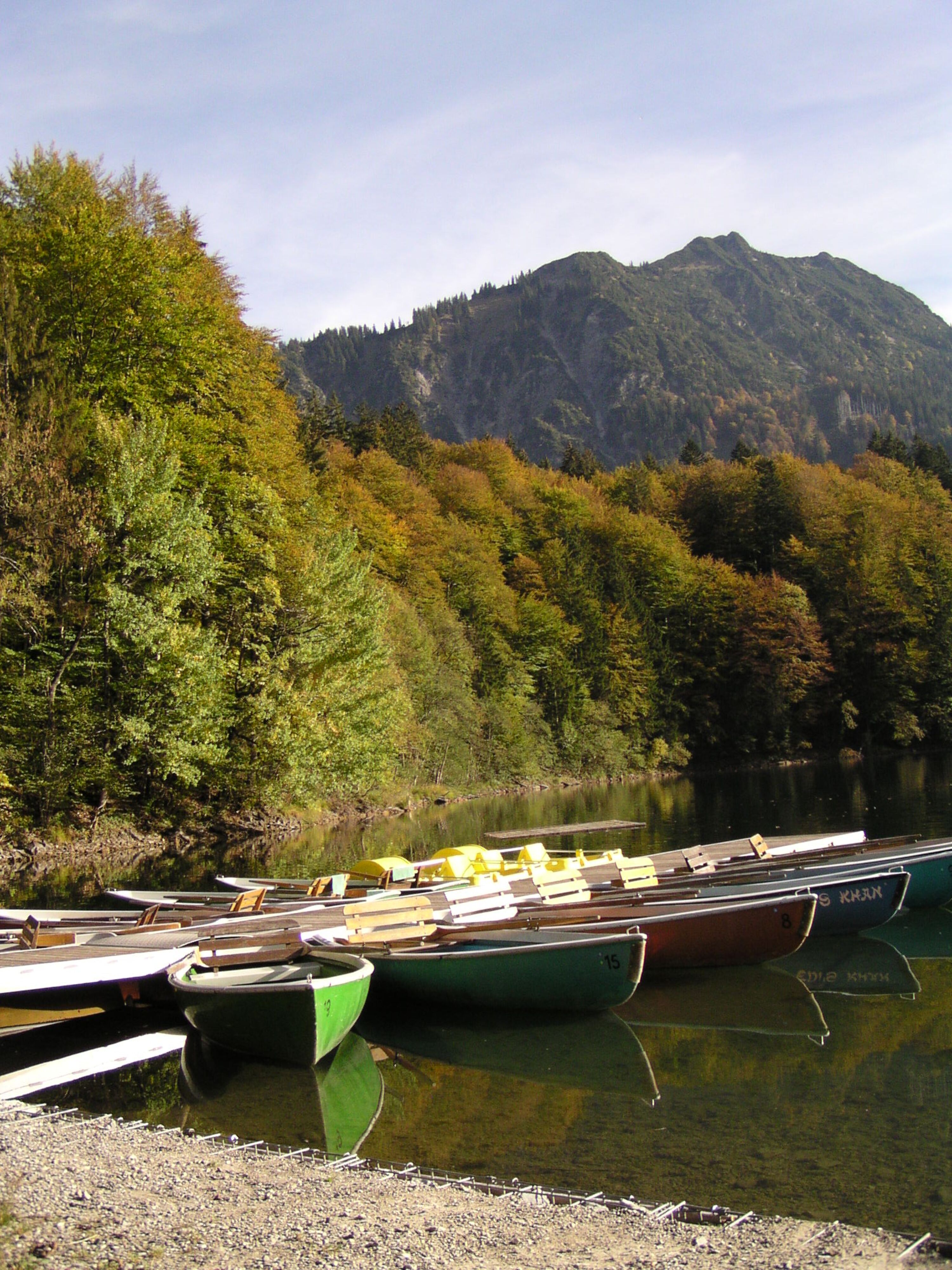 Ausflug zu einem romantisch gelgenen Allgäuer Bergsee