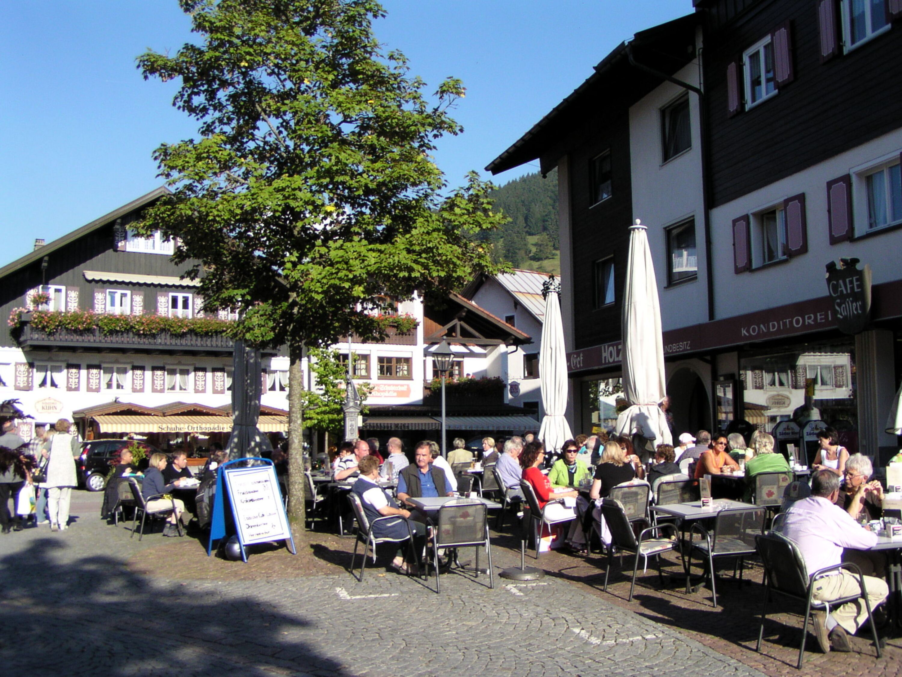 Es gibt in Oberstaufen mehrere Fußgängerzonen mit zahlreichen Einkaufsmöglichkeiten, urigen bis edlen Geschäften und Außengastronomie