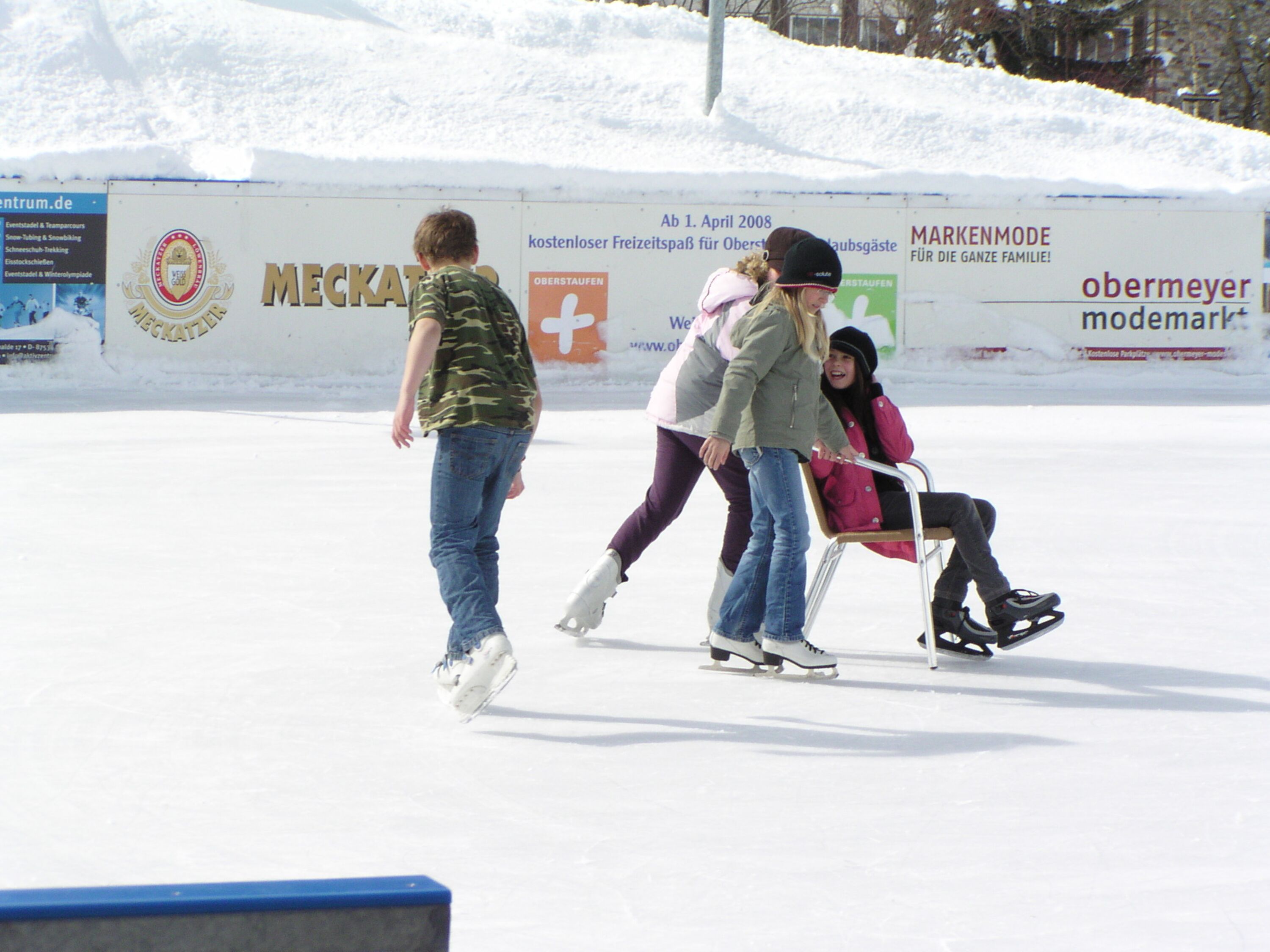Der Oberstaufner Eislaufplatz im Winter (aufgrund von Oberstaufen-Plus ist die Nutzung des Eislaufplatzes für unsere Gäste ebenfalls gratis)