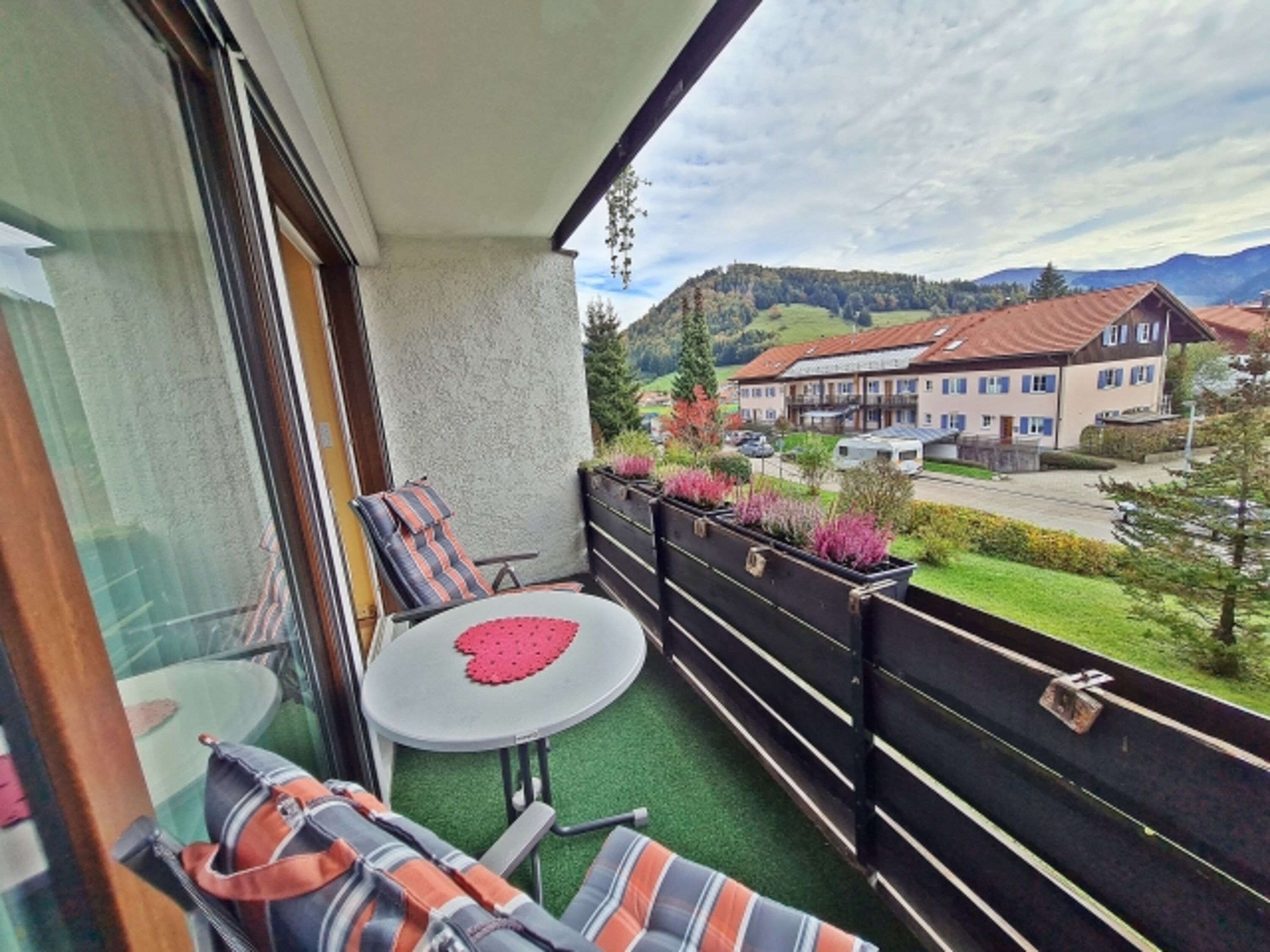 Großer, gut möblierter Süd-Balkon mit schönem Bergausblick sowie praktischer Balkon-Schiebetür zum Wohnzimmer; ideal z. B. für ein entspanntes Frühstück mit Bergblick oder den Absacker zum Sonnenuntergang
