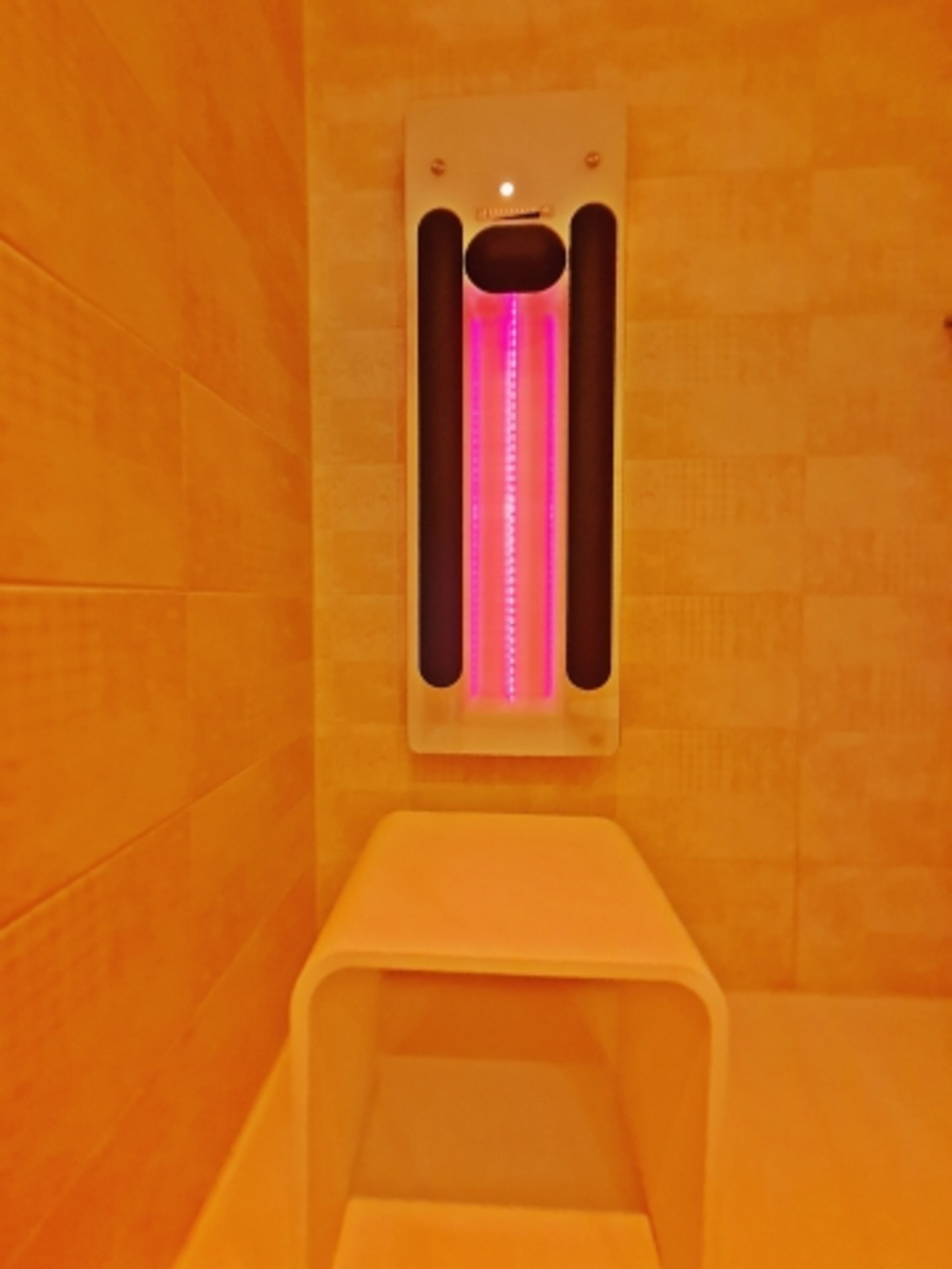 Ihr persönliches Premium-Sauna-Infrarotpaneel für entspannende Wellnessanwendungen mit Farblicht-, Aroma- und Musik-Genuss