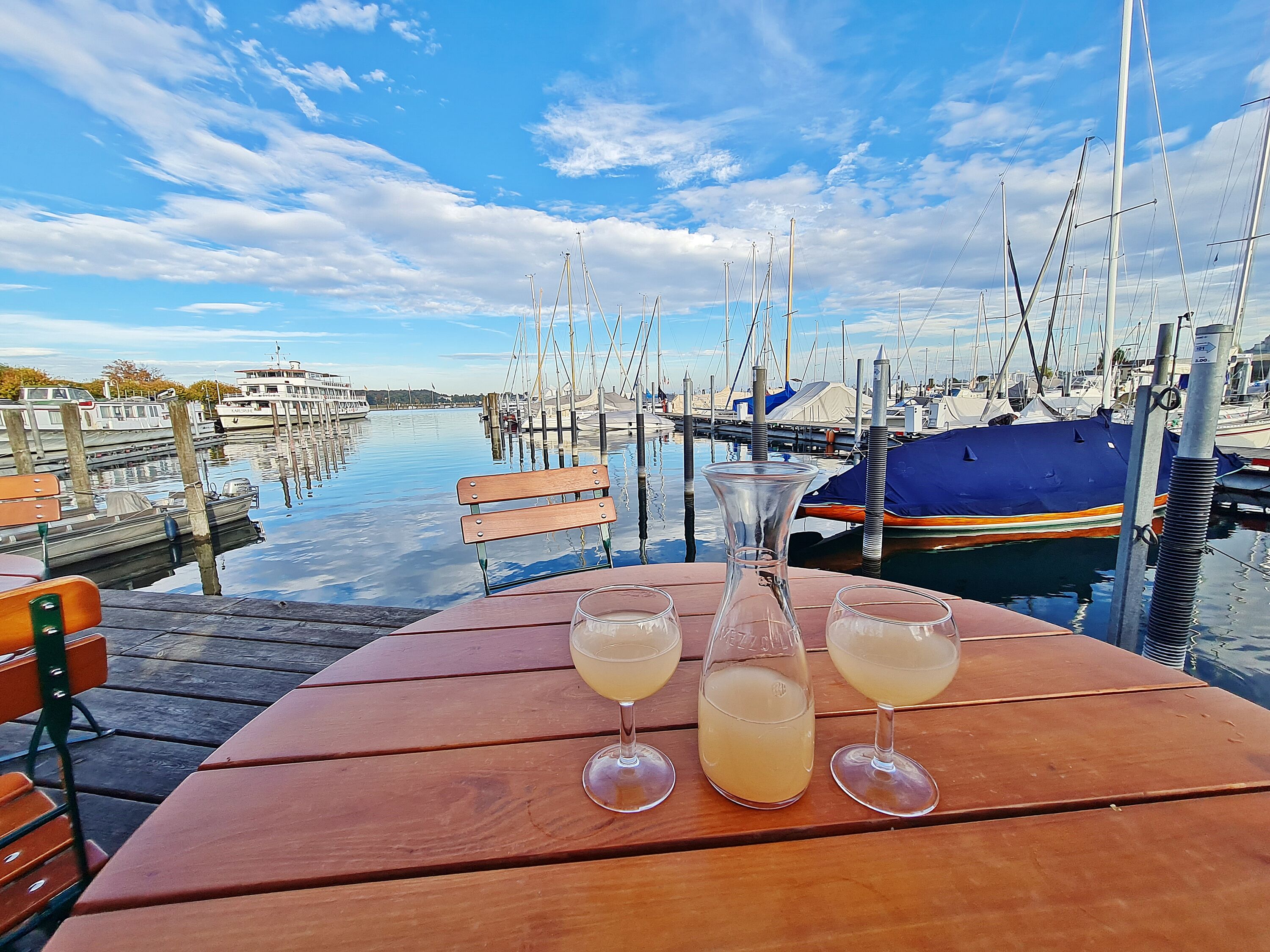 ...und dort die Teilnahme an einer Bodensee-Schifffahrt oder die Einkehr in ein Seeterrassen-Restaurant mit typ. Suser