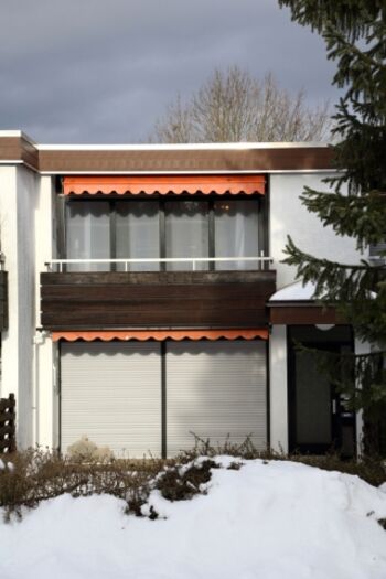 Gebäudeansicht mit Balkon