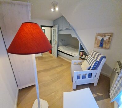 Das Kinderschlafzimmer mit dem typisch friesischen Alkovenbett lädt zum Träumen ein.