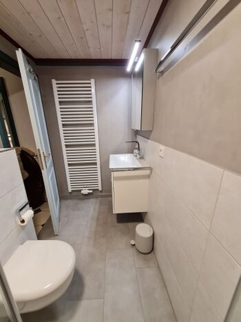 Das große Bad ist geräumig und praktisch ausgestattet.