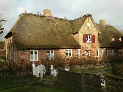 Im Sonnenschein erstrahlt der Hahnenhof.