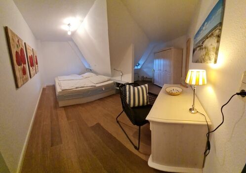 Im Elternschlafzimmer im Obergeschoss werdet Ihr nach einem schönen Urlaubstag erholsam schlafen können.