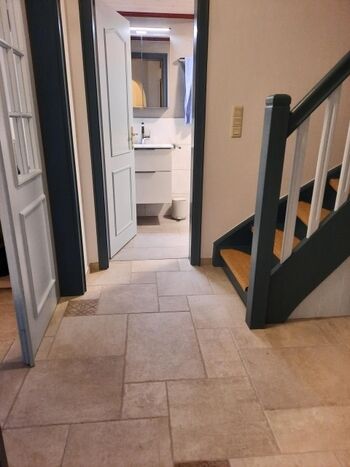 Eingangsbereich in der Unteren Etage - links geht es in Wohnzimmer, geradeaus ins Badezimmer und auf der Treppe in die Erste Etage und rechts geht es in die Küche.