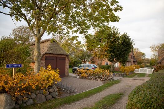 Die Einfahrt auf der Südseite des Hahnenhofs.