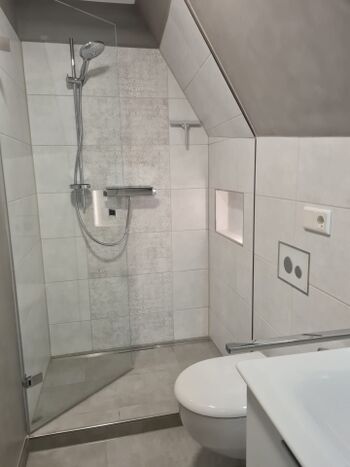 Im Obergeschoss befindet sich das zweite Badezimmer mit Dusche.
