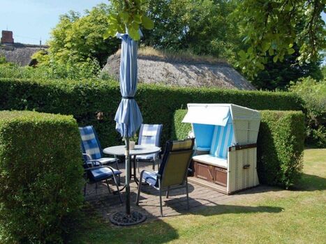 Im Garten gibt es einen tollen Platz um Sonne zu tanken und gutes Wetter zu genießen.