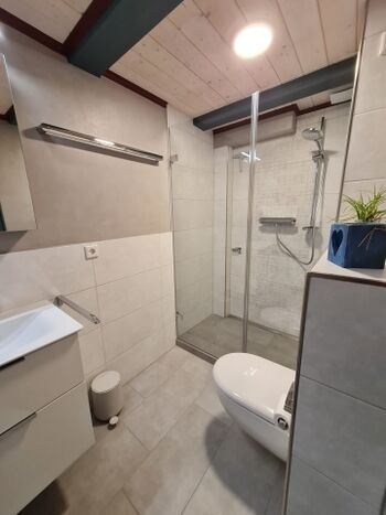 Es gibt zwei Badezimmer - im Erdgeschoss ist das große Bad - gerade frisch rebnoviert! 