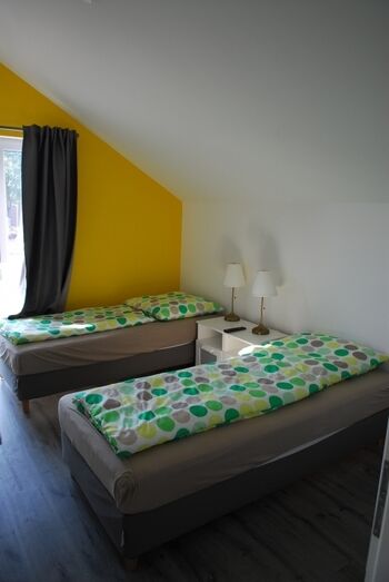 Schlafzimmer mit zwei Einzelbetten