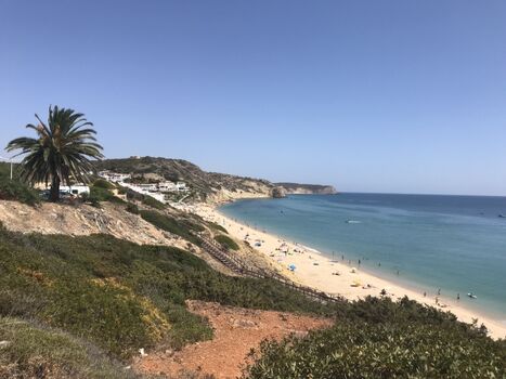 Blick auf den Strand von Salema