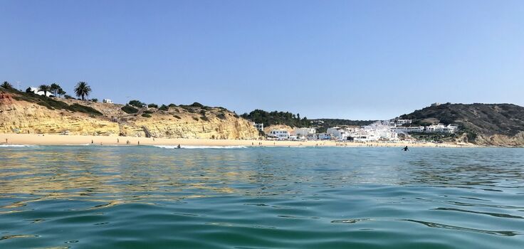 Blick vom Meer auf Salema