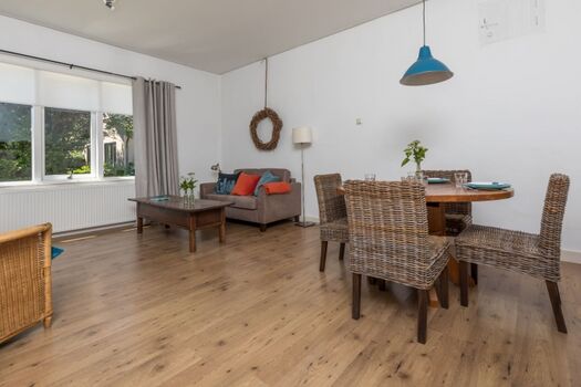 Das helle, gemütlich eingerichtete Wohnzimmer