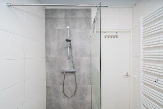 Das neue Badezimmer mit Dusche und Waschbecken