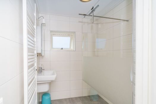 Das neue Badezimmer mit Dusche und Waschbecken