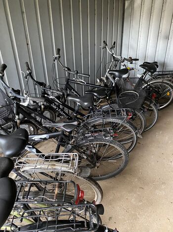 Einige Fahrräder, Bollerwagen und ein Laufrad stehen zur Verfügung