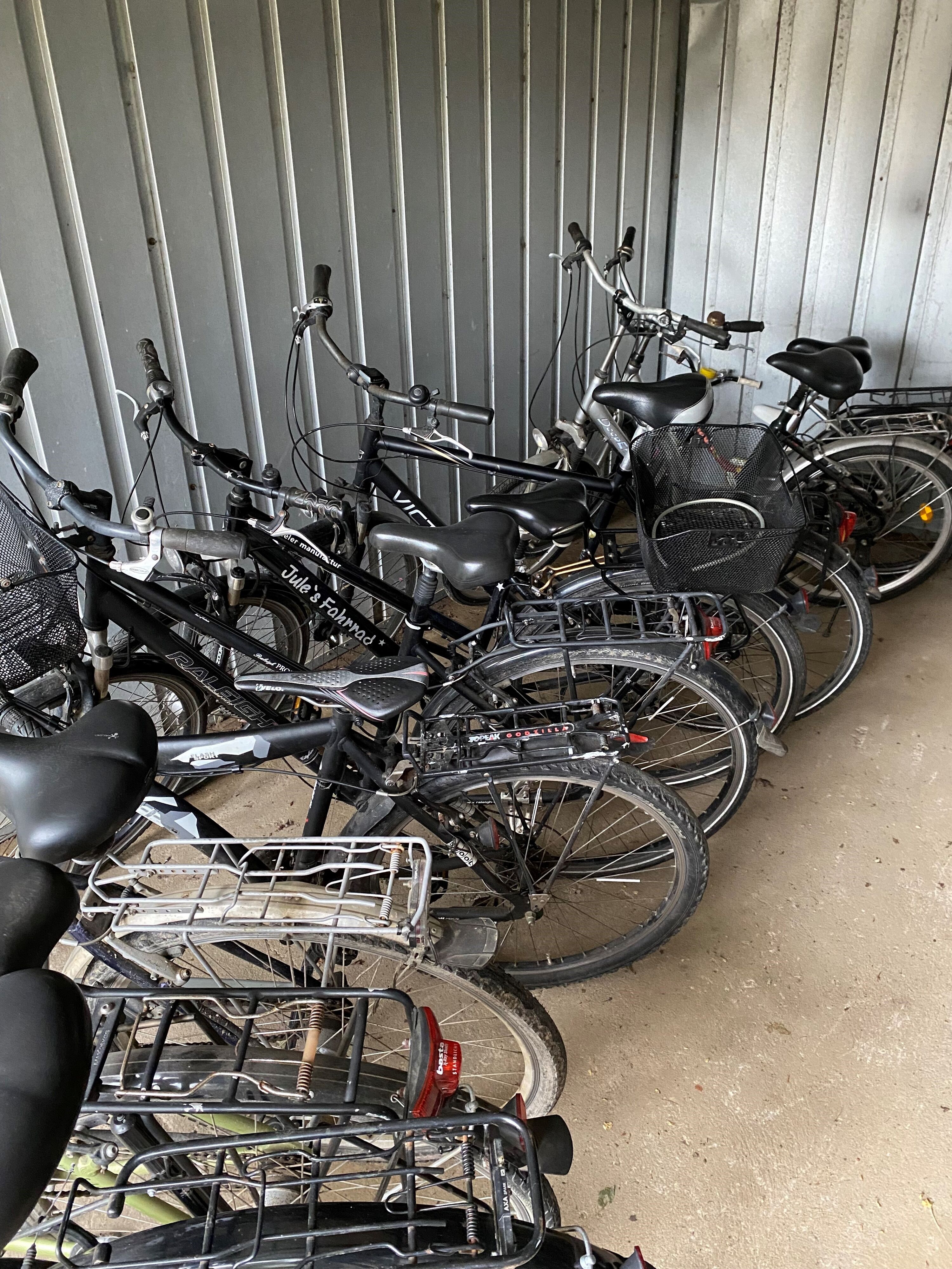Einige Fahrräder, Bollerwagen und ein Laufrad stehen zur Verfügung