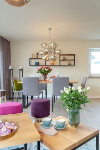 Edle Materialien werden mit stilvoller Deko verknüpft