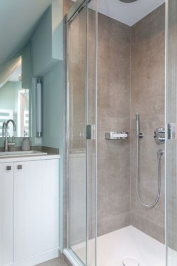 Dusche mit Naturstein