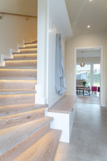 Flur mit Holzboden und Treppe ins Obergeschoss