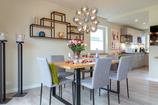 Gemütlicher Essbereich mit Blick in die offene Küche