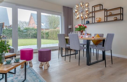 Blick aus dem Wohnbereich auf die Terrasse