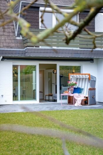 Blick aus dem Garten auf die Terrasse