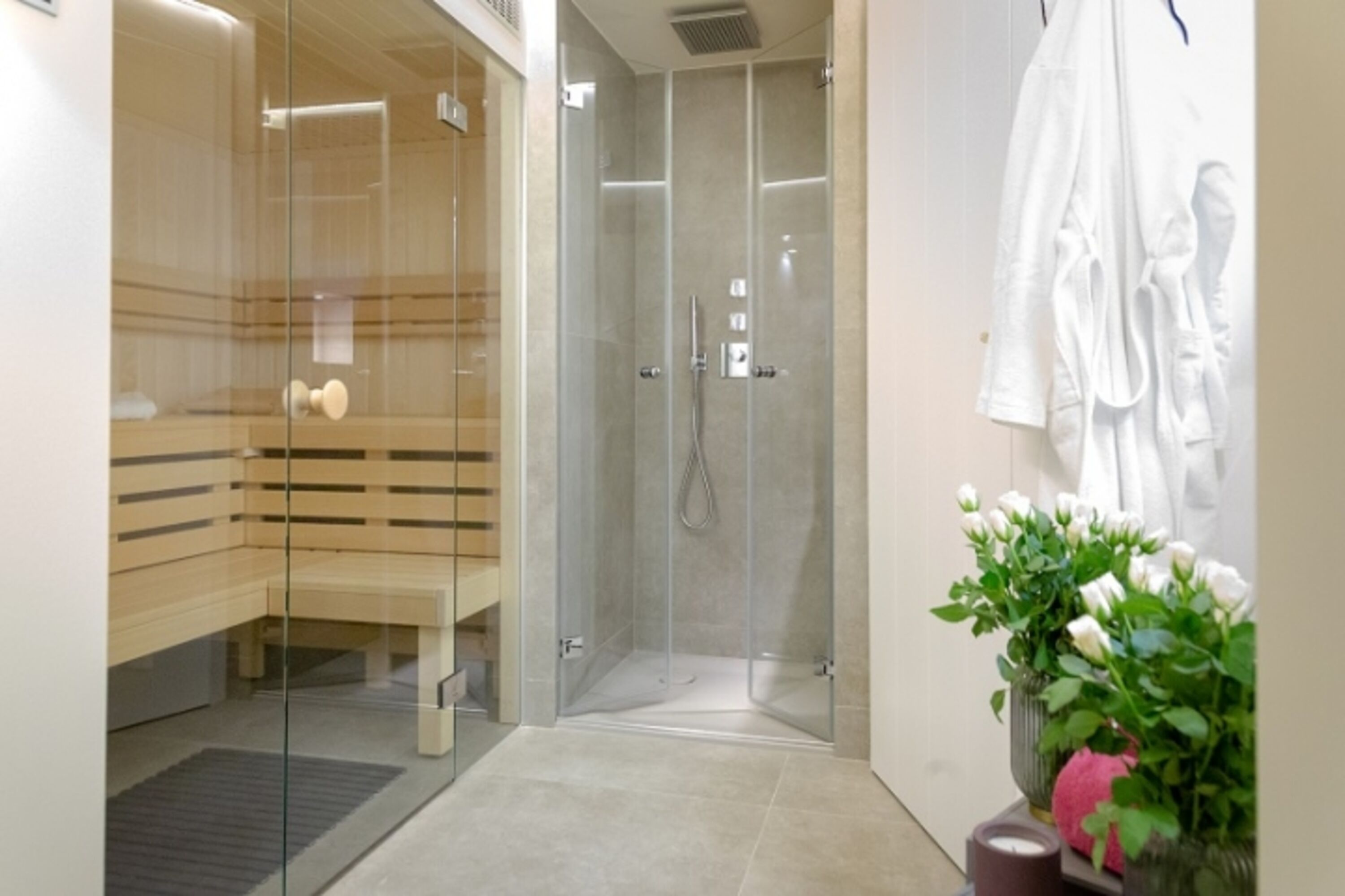 Sauna mit bodentiefer Dusche