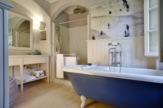 Bad mit Dusche und Wanne 