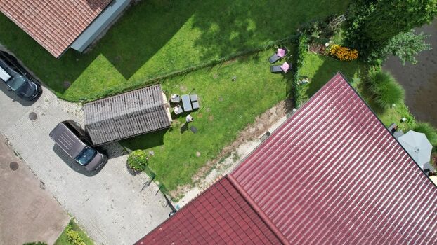 Der Garten aus der Vogelperspektive Zugang über die freie Zufahrt
