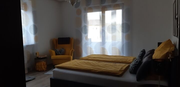 Auch im großen Schlafzimmer gibt es eine Lesecke