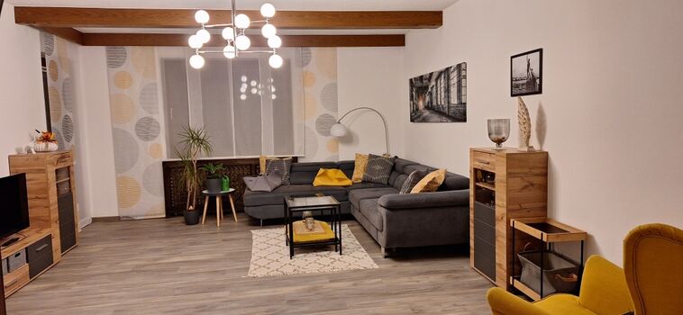 großes und helles Wohnzimmer