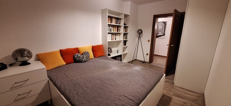 Das kleine Schlafzimmer mit Queensize Bett