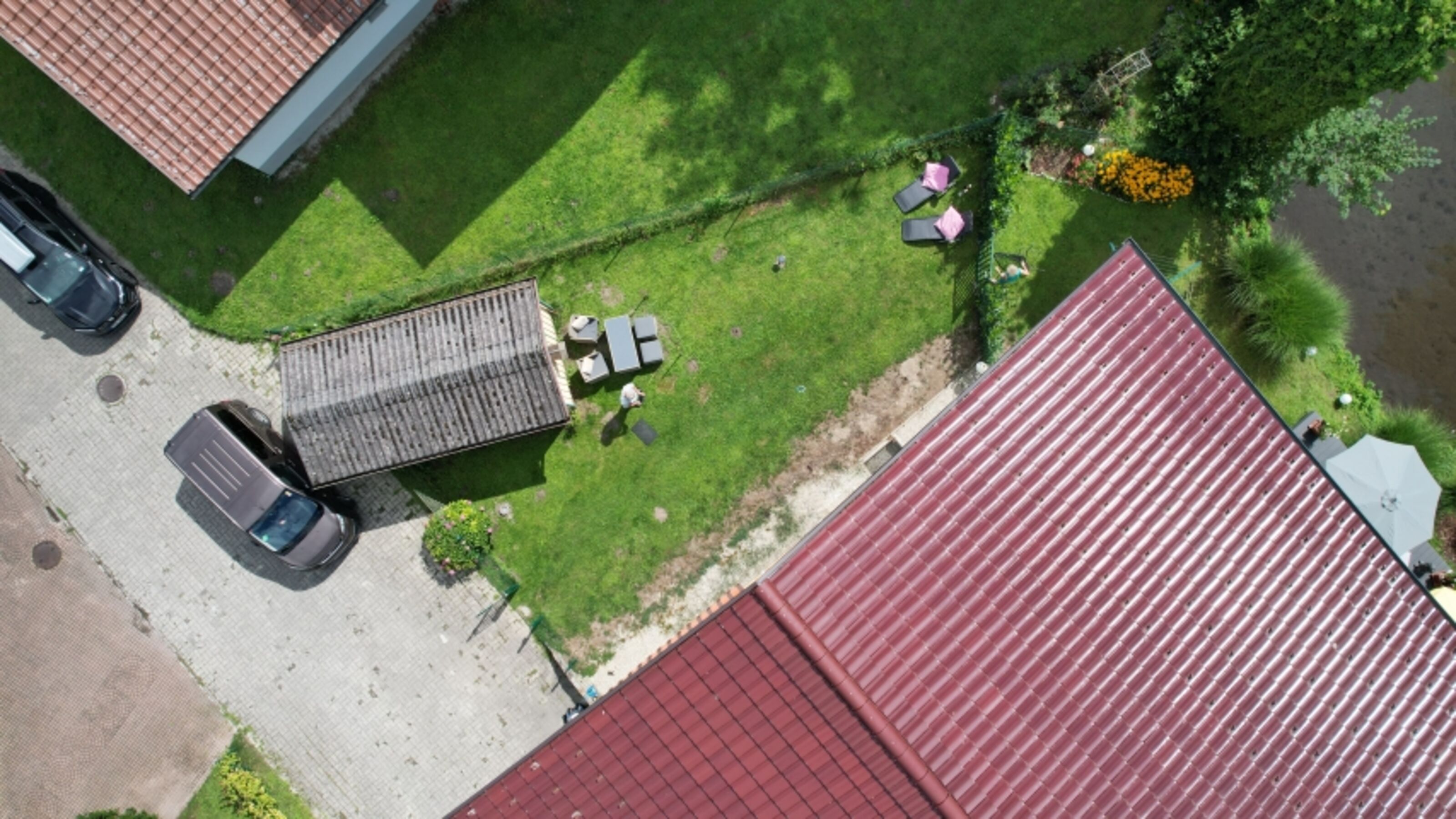 Der Garten aus der Vogelperspektive Zugang über die freie Zufahrt
