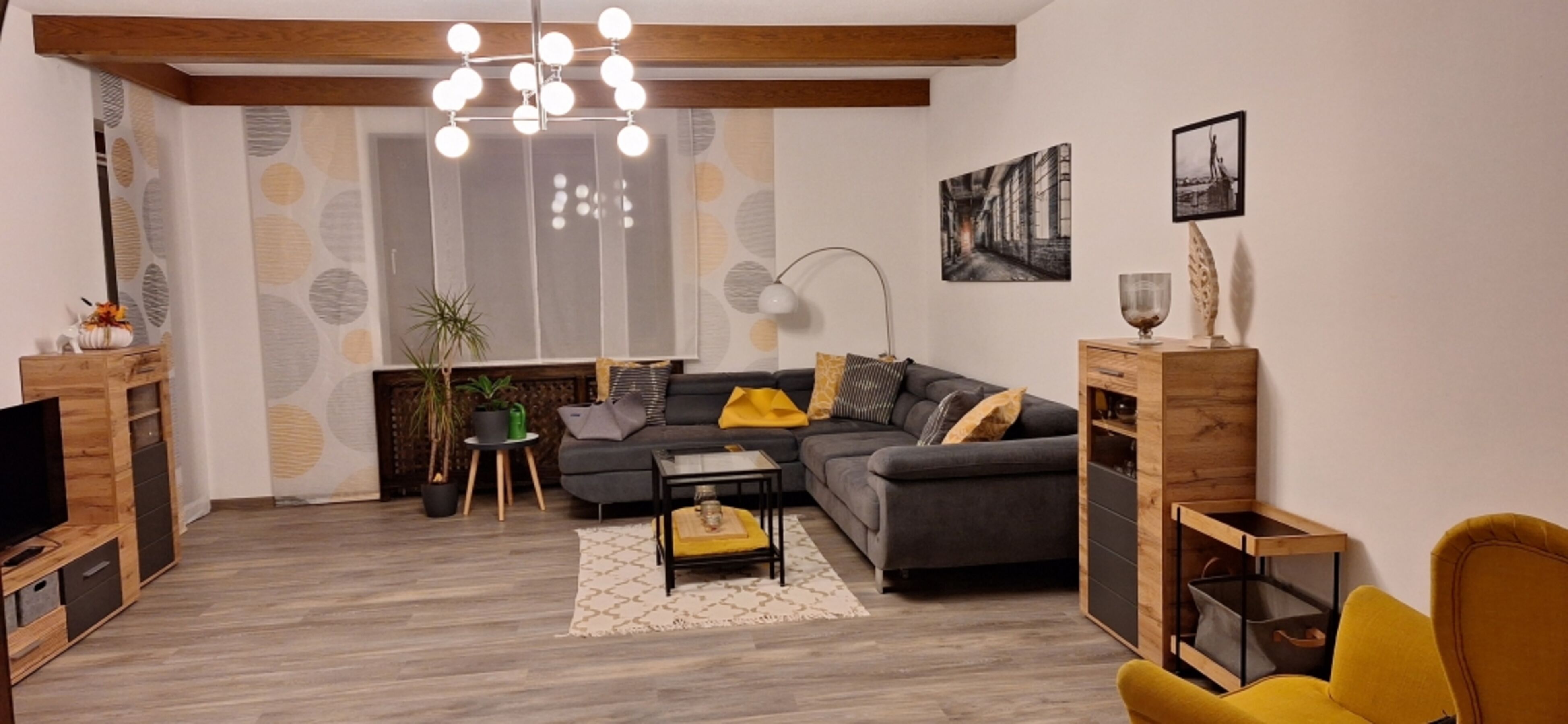 großes und helles Wohnzimmer