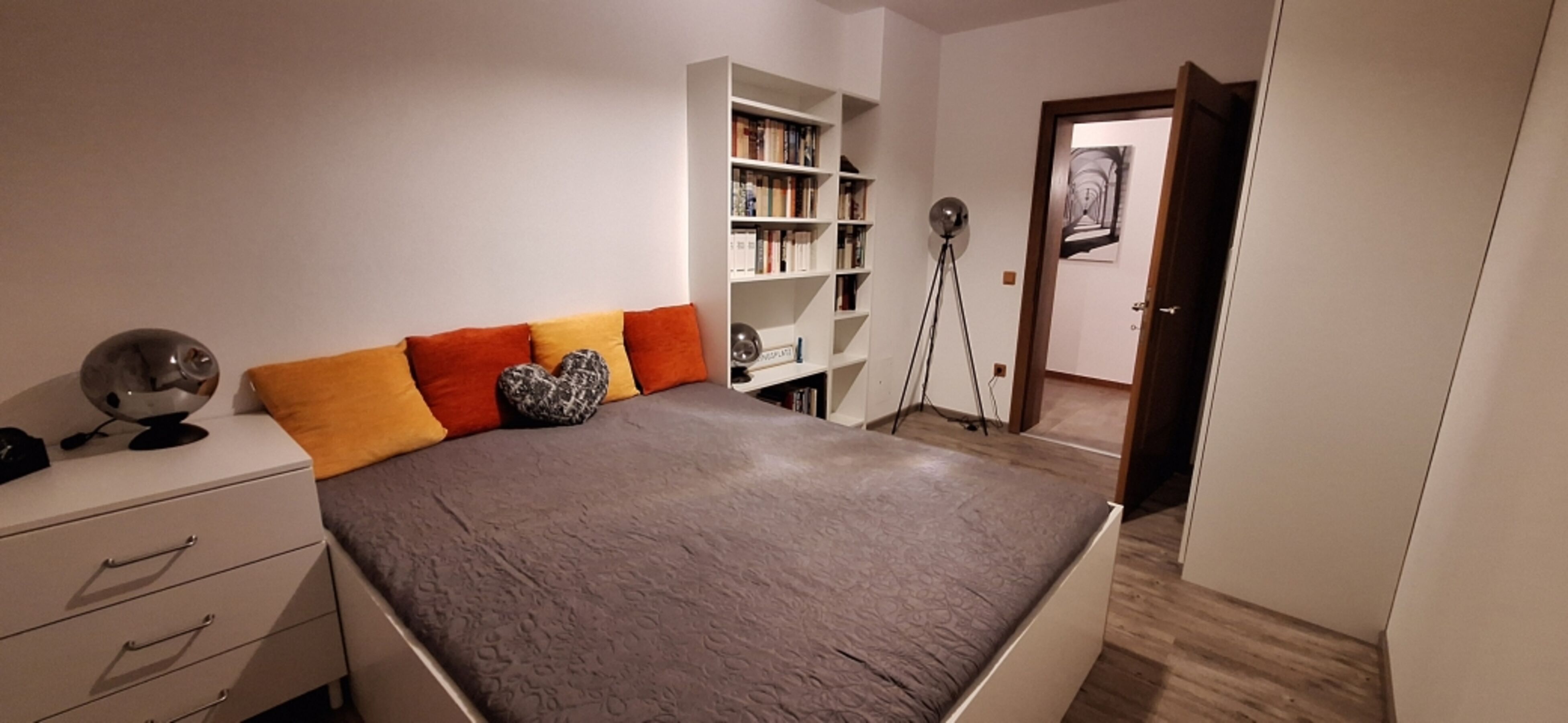 Das kleine Schlafzimmer mit Queensize Bett