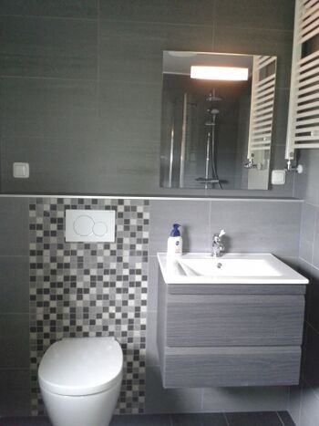 einschl. Waschbecken und Toilette