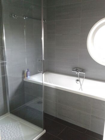 Badezimmer im OG mit Dusche und Wanne