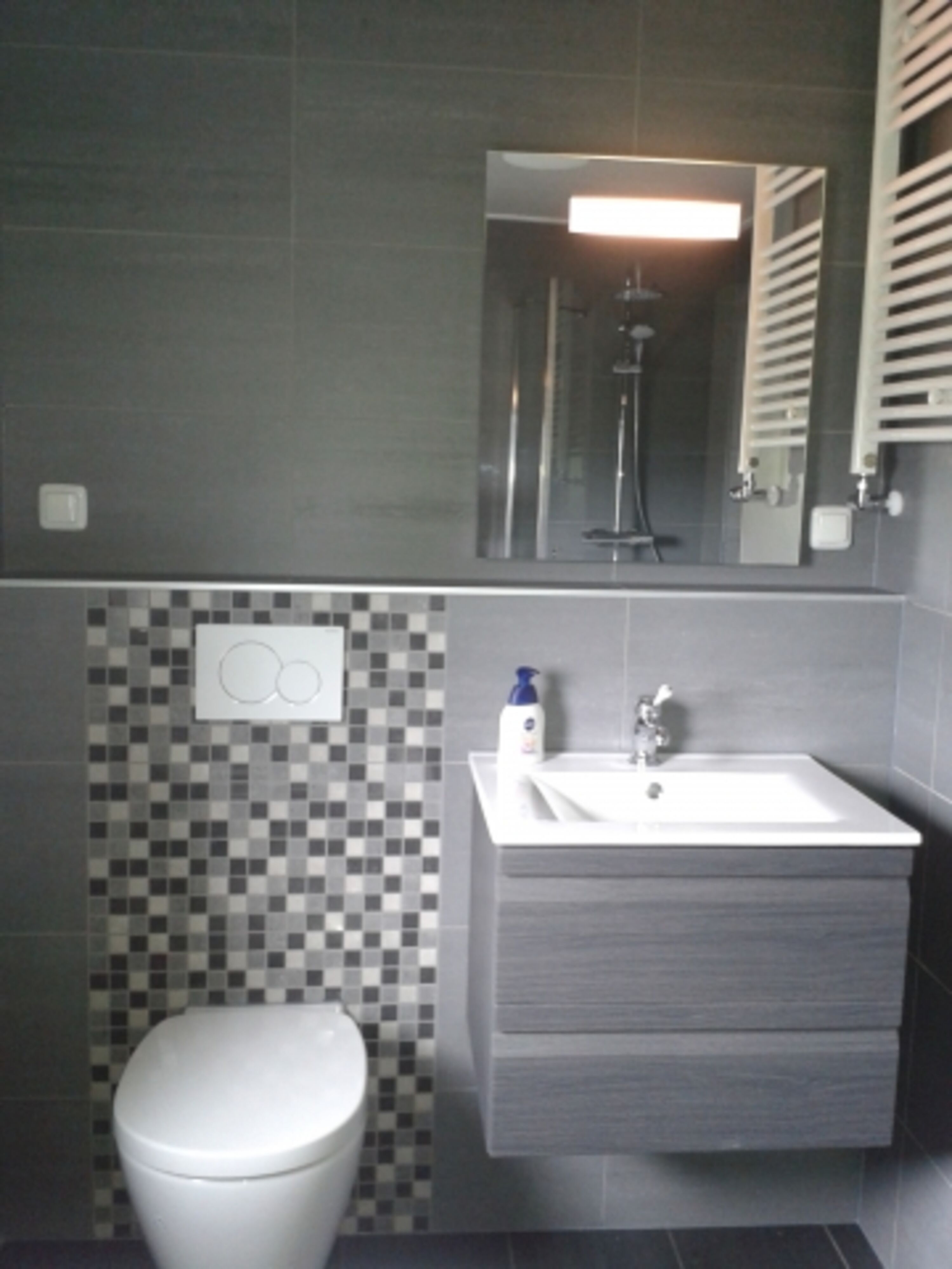 einschl. Waschbecken und Toilette