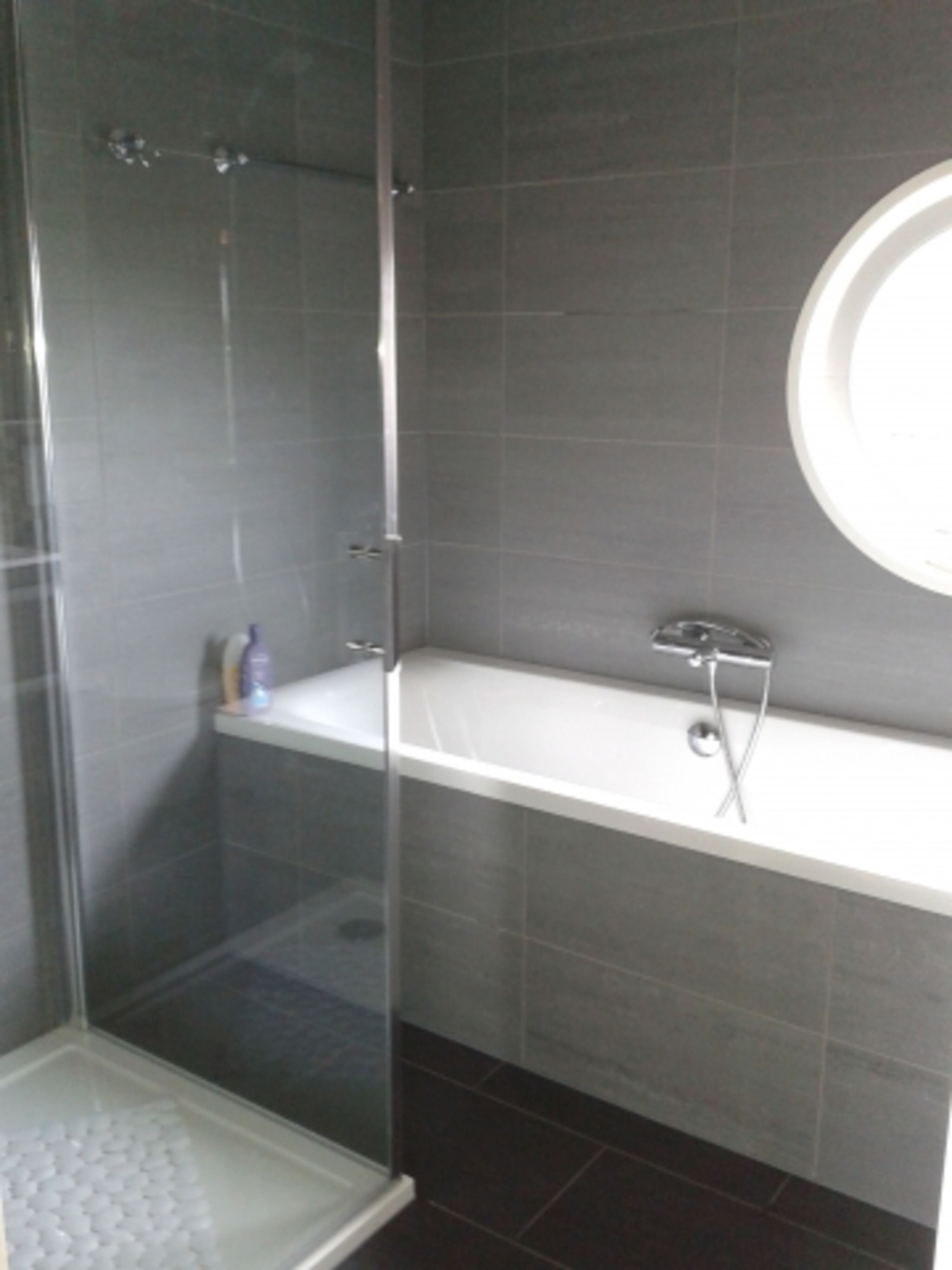 Badezimmer im OG mit Dusche und Wanne