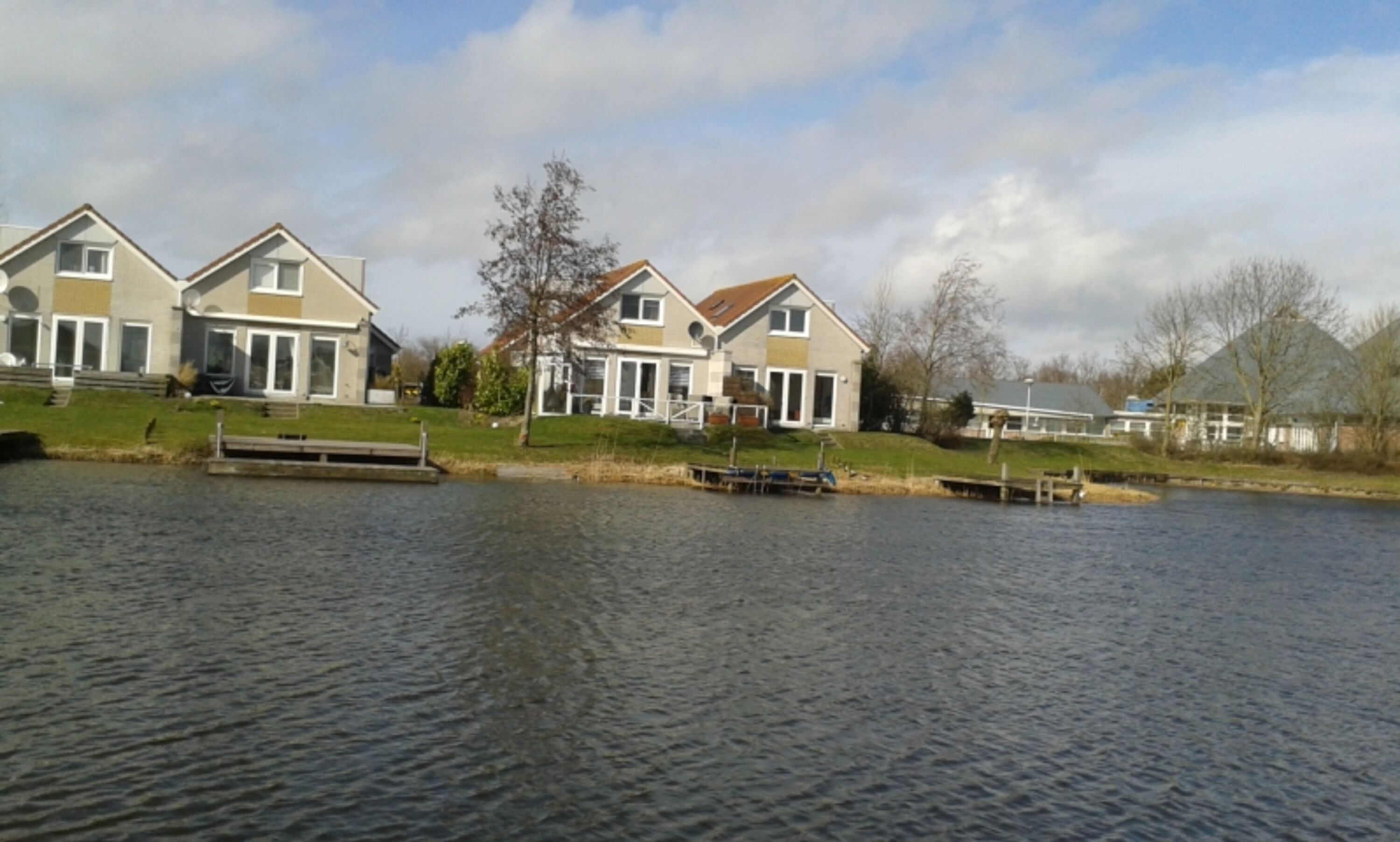 Der Blick vom Wasser zum Haus
