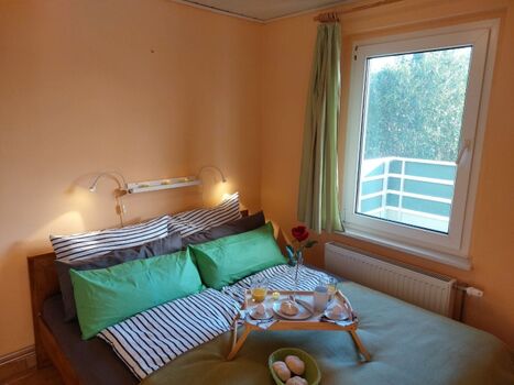 Schlafzimmer mit Doppelbett (1,60x2,00m)